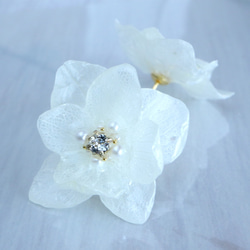 ブライダルホワイト紫陽花ニッケルフリーピアス 9枚目の画像