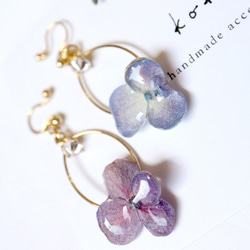 ❁﻿小さな雨色紫陽花❁﻿ニッケルフリーノンホールピアス 1枚目の画像