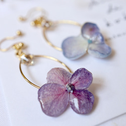 ❁﻿小さな雨色紫陽花❁﻿ニッケルフリーノンホールピアス 6枚目の画像