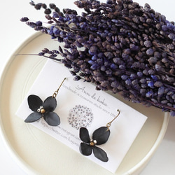 黒紫陽花とスタットビーズのイヤリング 5枚目の画像
