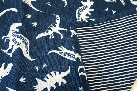 大きめランチマット（６０×４０ｃｍ）恐竜柄紺色/ Large Lunch mat (Dino) 3枚目の画像