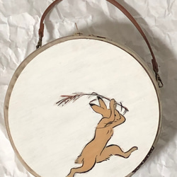 木製丸型ペイントバッグ（白×走るウサギ） 1枚目の画像