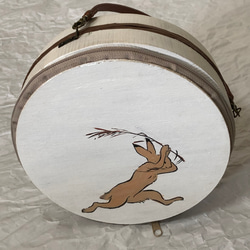 木製丸型ペイントバッグ（白×走るウサギ） 3枚目の画像