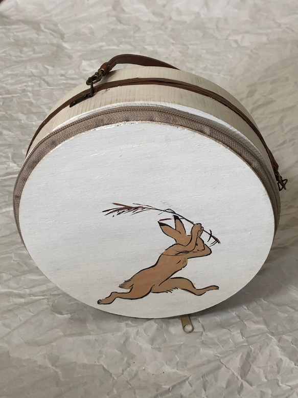 木製丸型ペイントバッグ（白×走るウサギ） 3枚目の画像