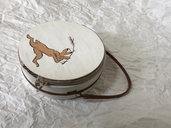 木製丸型ペイントバッグ（白×走るウサギ） 4枚目の画像