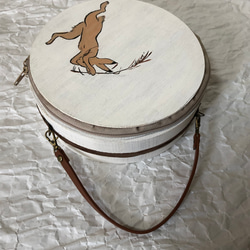木製丸型ペイントバッグ（白×走るウサギ） 6枚目の画像
