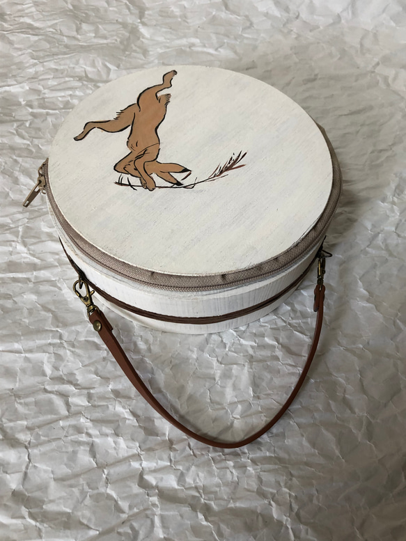 木製丸型ペイントバッグ（白×走るウサギ） 6枚目の画像