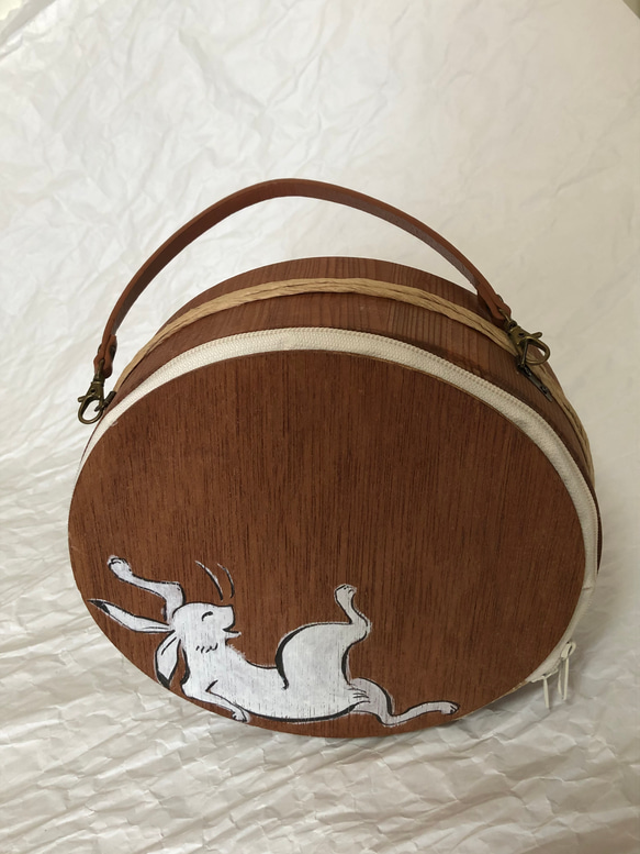 木製丸型バッグ 笑うウサギ 6枚目の画像