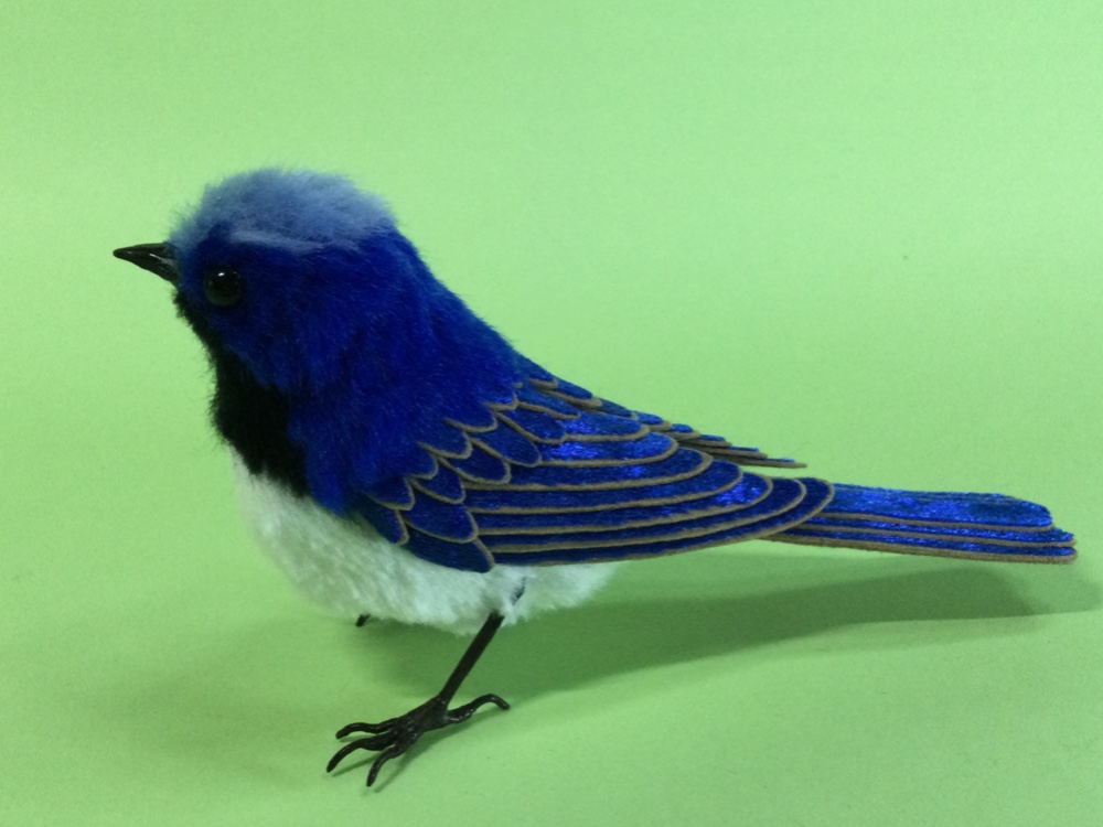 木彫りの鳥　オオルリの囀り