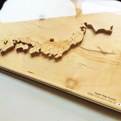 【送料無料】一枚板から製作した木製の日本地図パズル アクリル製の蓋カバー＋真鍮製のスタンド付き 1枚目の画像