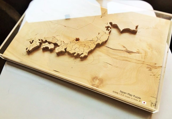 【送料無料】一枚板から製作した木製の日本地図パズル アクリル製の蓋カバー＋真鍮製のスタンド付き 1枚目の画像