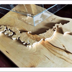 【送料無料】一枚板から製作した木製の日本地図パズル アクリル製の蓋カバー＋真鍮製のスタンド付き 5枚目の画像