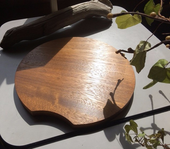 【天然無垢板】チーク材 Round cutting board 2枚目の画像