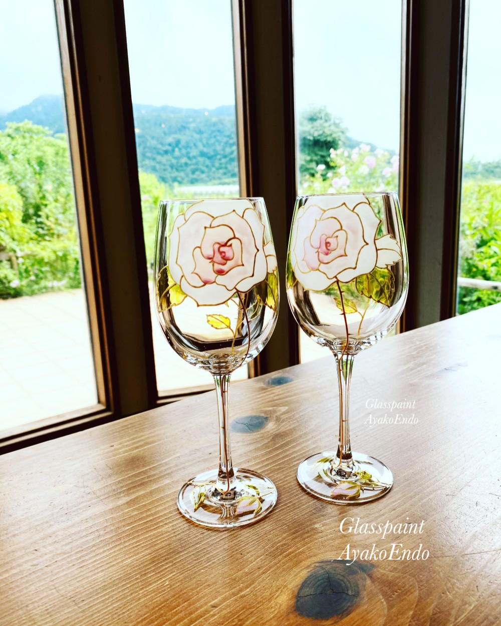 【母の日ギフト】フリーハンドで描く淡いホワイトピンクローズワイングラス1個※画像右側のグラス｜還暦祝い・退職祝い