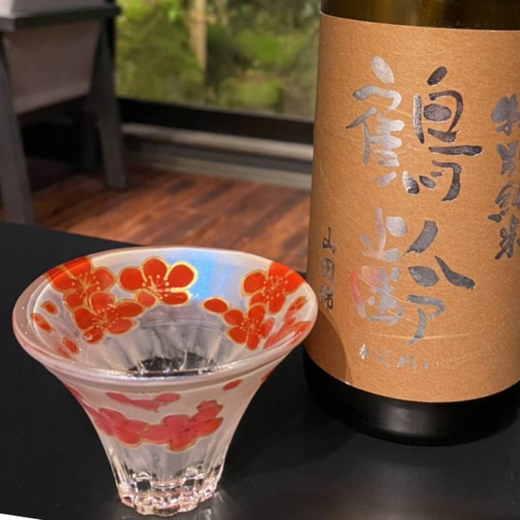 縁起物【紅梅白梅　白梅×富士山】おちょこ・日本酒グラス｜両親贈呈品・還暦祝い・退職祝い・米寿・傘祝・誕生日プレゼント 1枚目の画像