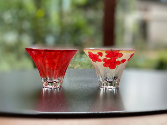 【紅梅白梅×富士山】おちょこ・日本酒ペアグラス｜結婚祝い・両親贈呈品 3枚目の画像