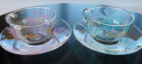 花咲くカップ【空色コスモス】耐熱ガラスの名入れ《小さめ》珈琲コーヒーカップ・ティーカップ｜還暦祝い・誕生日 8枚目の画像