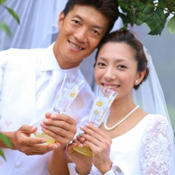 再販【結婚式乾杯記念日グラス・ウェディングギフト・結婚祝い】希望のガーベラ　ペアシャンパングラス 4枚目の画像