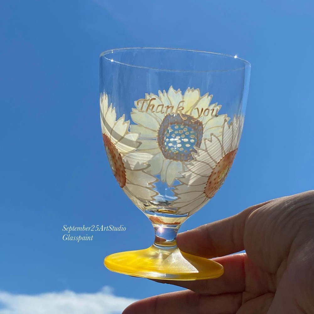 《母の日ギフト》【夏の定番ビタミンカラー元気なひまわり】プチワイン名入りグラス1つ｜結婚祝い・還暦祝い・誕生日プレゼント