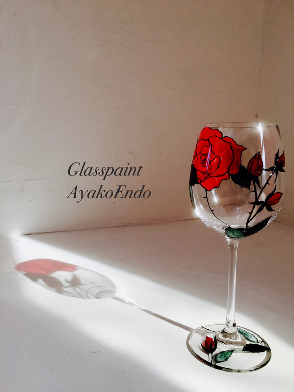 《母の日ギフト》Creema限定【フリーハンドで描く赤いバラ】名入れワイングラス1個｜還暦祝い・誕生日プレゼント 1枚目の画像