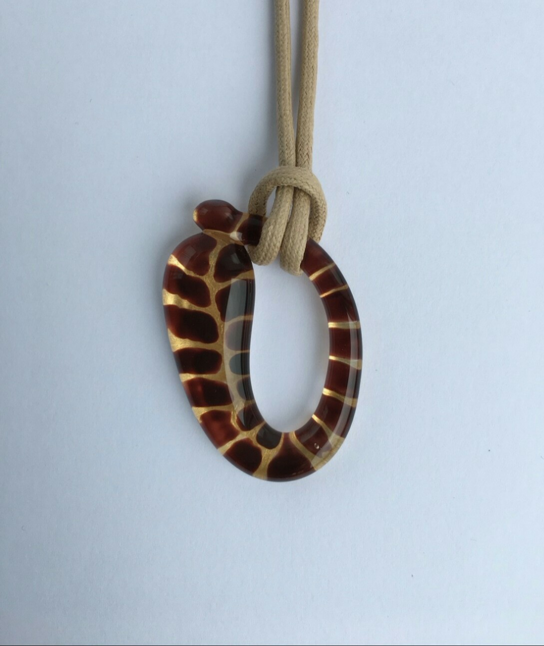 【母の日ギフト】キリン柄のガラスのペンダント（着物の帯留としても使えます）｜お誕生日プレゼントにも！ 4,482円