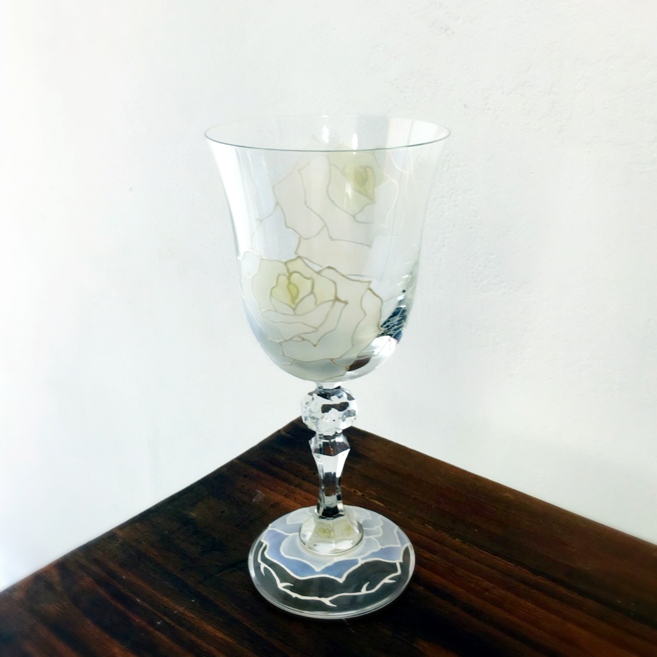 《母の日ギフト》Creema限定【ホワイトローズ白バラ】名入れワイングラス1つ｜誕生日プレゼント・還暦祝い