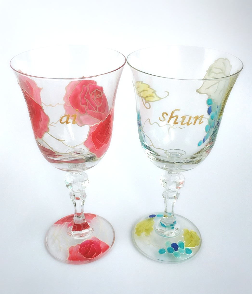 《母の日ギフト》Creema限定【信頼ブドウ＆愛情バラ】カラフルペア名入れワイングラス｜結婚祝い・誕生日・還暦祝い