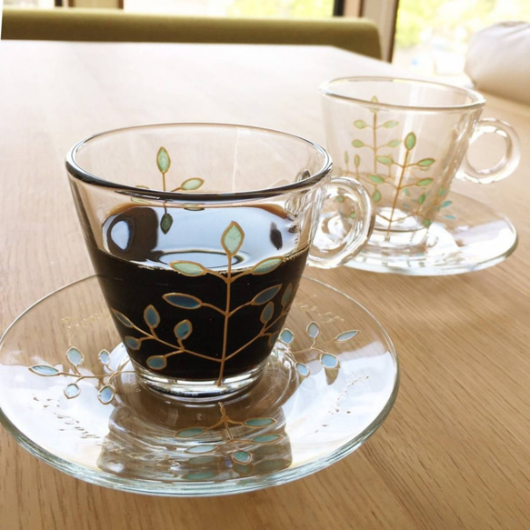 【予約販売】《名入れ母の日ギフト》水色ツリー耐熱ガラスの珈琲コーヒーカップ・マグカップ・ティーカップ&ソーサー｜誕生日 1枚目の画像