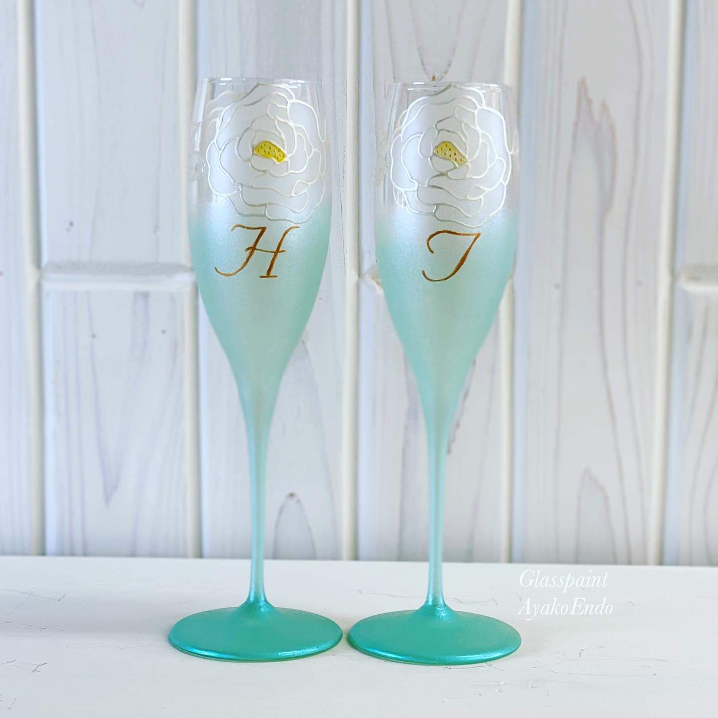 Creema限定 【ホワイトローズ】エメラルドグリーンペアシャンパングラス｜結婚祝い・両親贈呈品