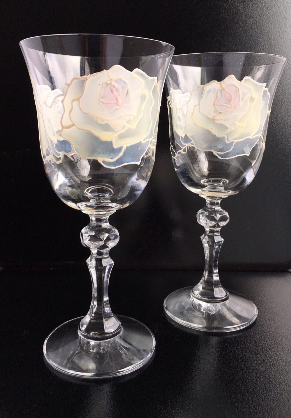 Creema限定【ホワイトローズ】名前入れ・記念日入れ白バラペアワイングラス｜結婚祝い