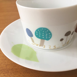きのこ コーヒー・ティー兼用カップ＆ソーサー  ★ 白磁 レンジ可 昭和レトロ 3枚目の画像