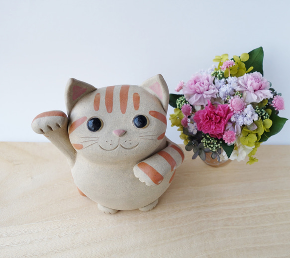 【ラッピング無料】猫に預貯金（招き猫・貯金箱・花器・置物） 1枚目の画像