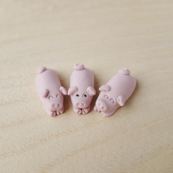 三個小豬的陶瓷雕像 第1張的照片