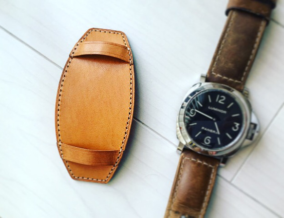 LOLOMA WATCH PAD for PANERAI 【キャメルイエロー／受注製作】 1枚目の画像