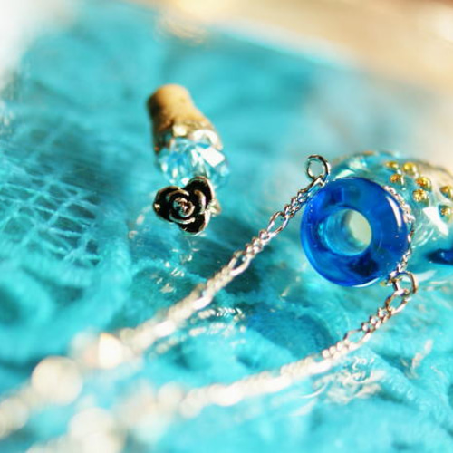 再販/大量入荷】 香水瓶ペンダント / ラウンド・ブルー ネックレス