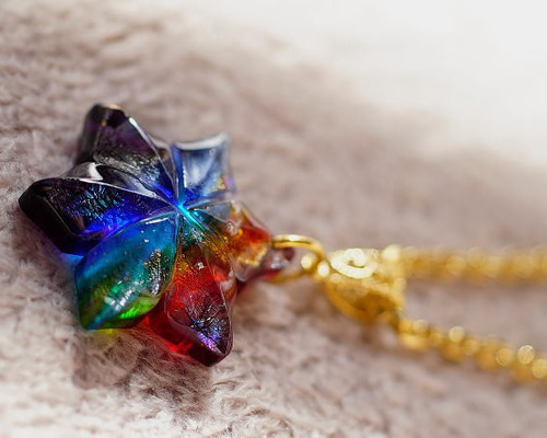 色の異なるガラスジルコニウムチャームネックレス RAINBOW 聖なる虹の花 ネックレス・ペンダント ラフォルム ガラス