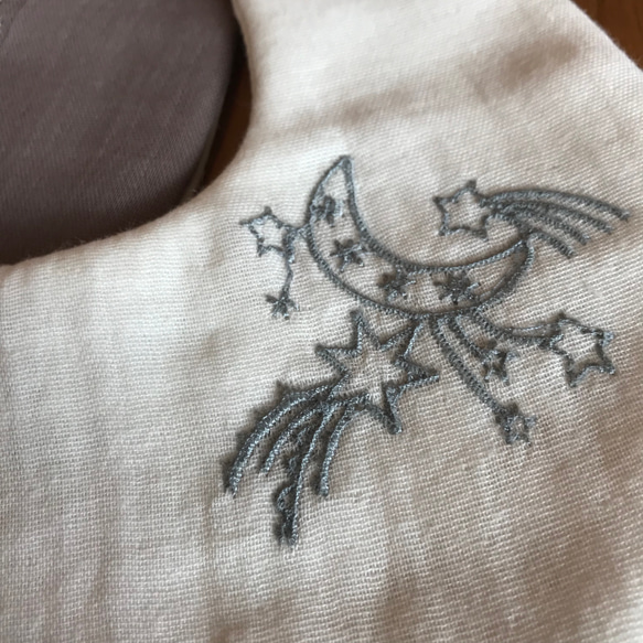星に願いを☆彡ふわふわ刺繍のダブルガーゼスタイ 2枚目の画像