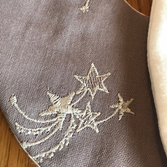星に願いを☆彡ふわふわ刺繍のダブルガーゼスタイ 3枚目の画像