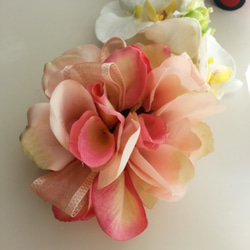 ピンクのバラとリボンのコサージュ 1枚目の画像