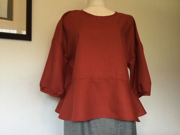 値下げ商品 綺麗な赤い色の裾ペプラムブラウス 1枚目の画像
