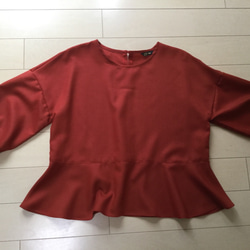 値下げ商品 綺麗な赤い色の裾ペプラムブラウス 8枚目の画像