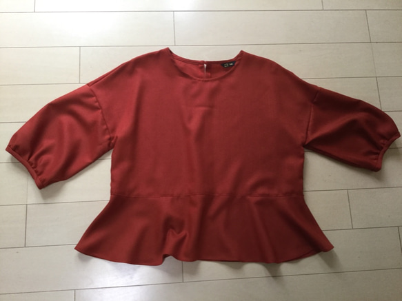 値下げ商品 綺麗な赤い色の裾ペプラムブラウス 8枚目の画像