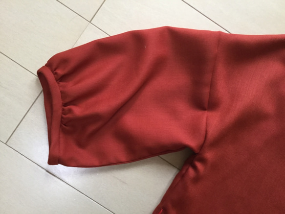 値下げ商品 綺麗な赤い色の裾ペプラムブラウス 9枚目の画像