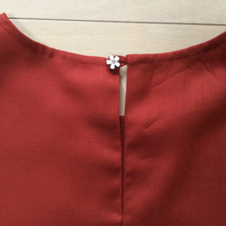 値下げ商品 綺麗な赤い色の裾ペプラムブラウス 10枚目の画像
