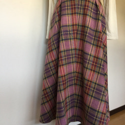 ウール地ピンク色のタータンチェックのロングフレアースカートとストールの組み合わせ 1枚目の画像
