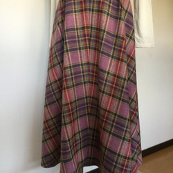 ウール地ピンク色のタータンチェックのロングフレアースカートとストールの組み合わせ 2枚目の画像
