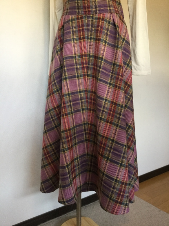 ウール地ピンク色のタータンチェックのロングフレアースカートとストールの組み合わせ 2枚目の画像