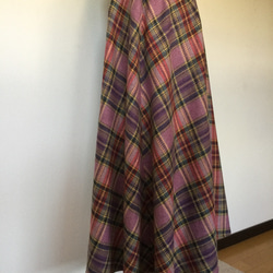 ウール地ピンク色のタータンチェックのロングフレアースカートとストールの組み合わせ 3枚目の画像