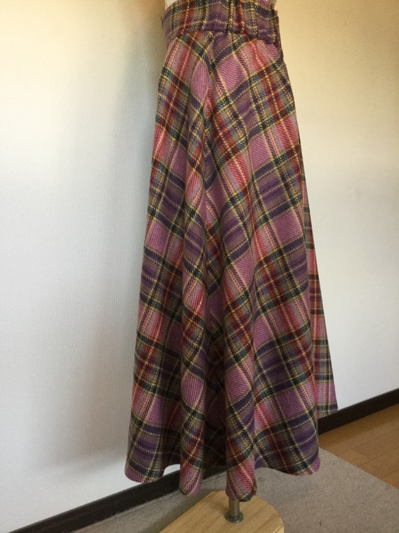 ウール地ピンク色のタータンチェックのロングフレアースカートとストールの組み合わせ 3枚目の画像