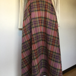 ウール地ピンク色のタータンチェックのロングフレアースカートとストールの組み合わせ 8枚目の画像